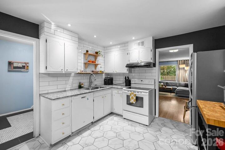 Property Photo: 4607 Hedgemore Drive D NC 28209