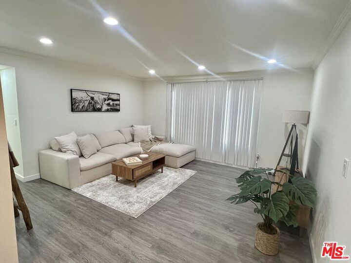 Property Photo:  408 Burchett St, Unit 5  CA 91203 