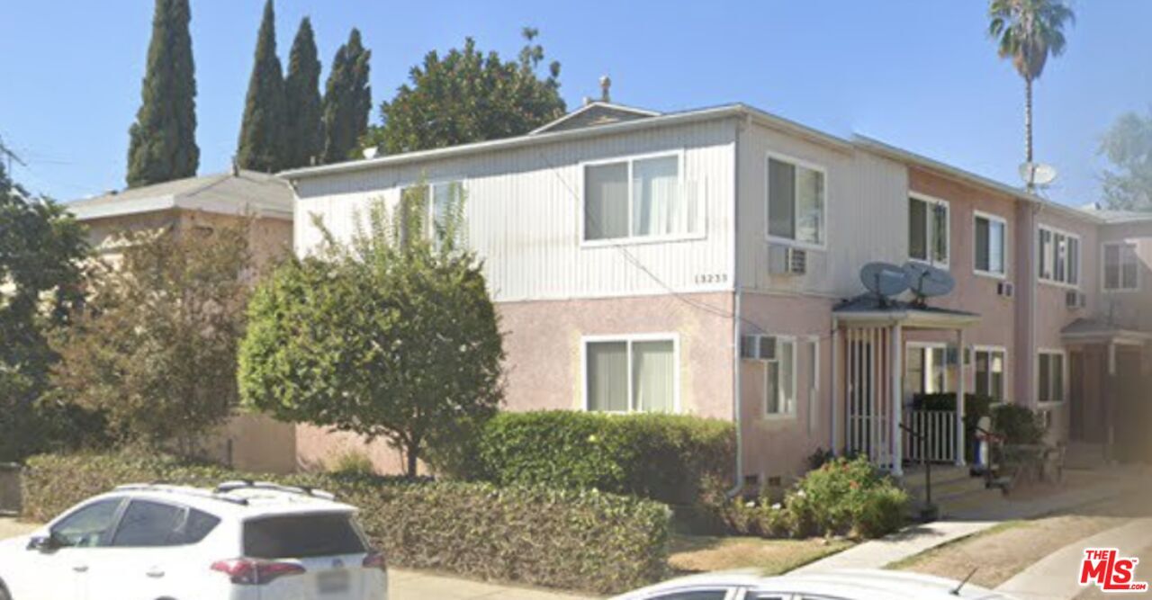 Property Photo:  13227 Oxnard St  CA 91401 