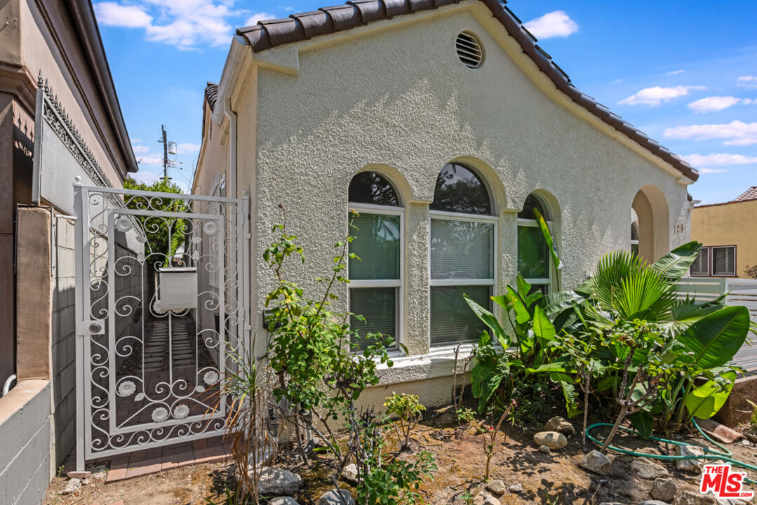 Property Photo:  124 S Almont Dr, Unit 1  CA 90211 