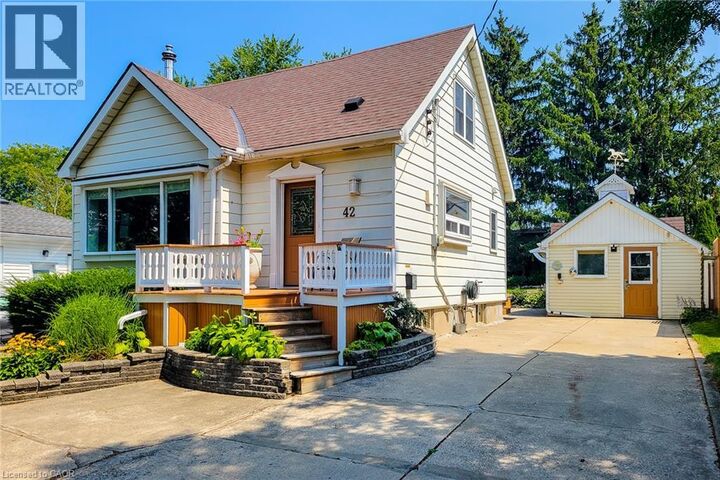 Property Photo:  42 Lake Avenue North  ON L8E 1L3 