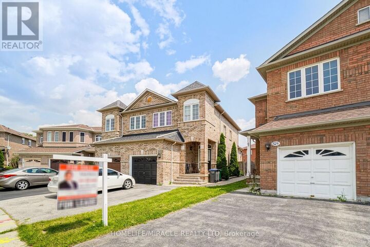 Property Photo: 824 Khan Crescent ON L5V 2R2
