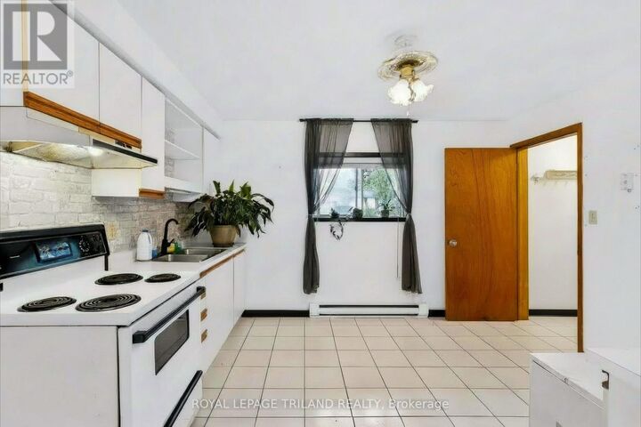 Property Photo:  25 South Edgeware Road 1  ON N5P 2H1 