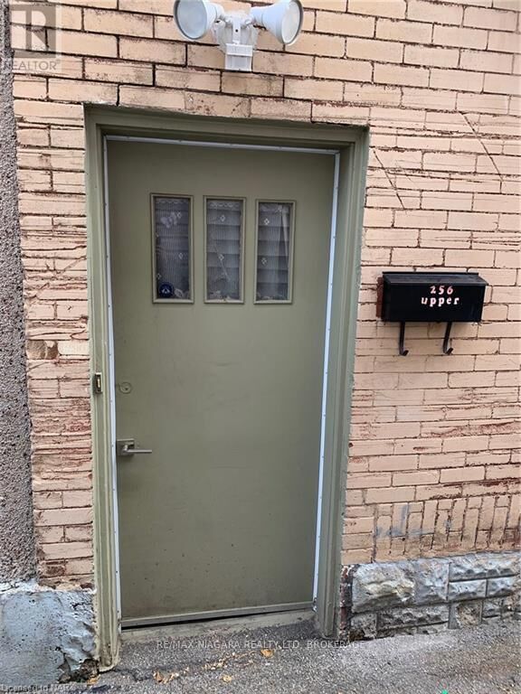 Property Photo:  256 East Main Street Upper  ON L3B 3W9 