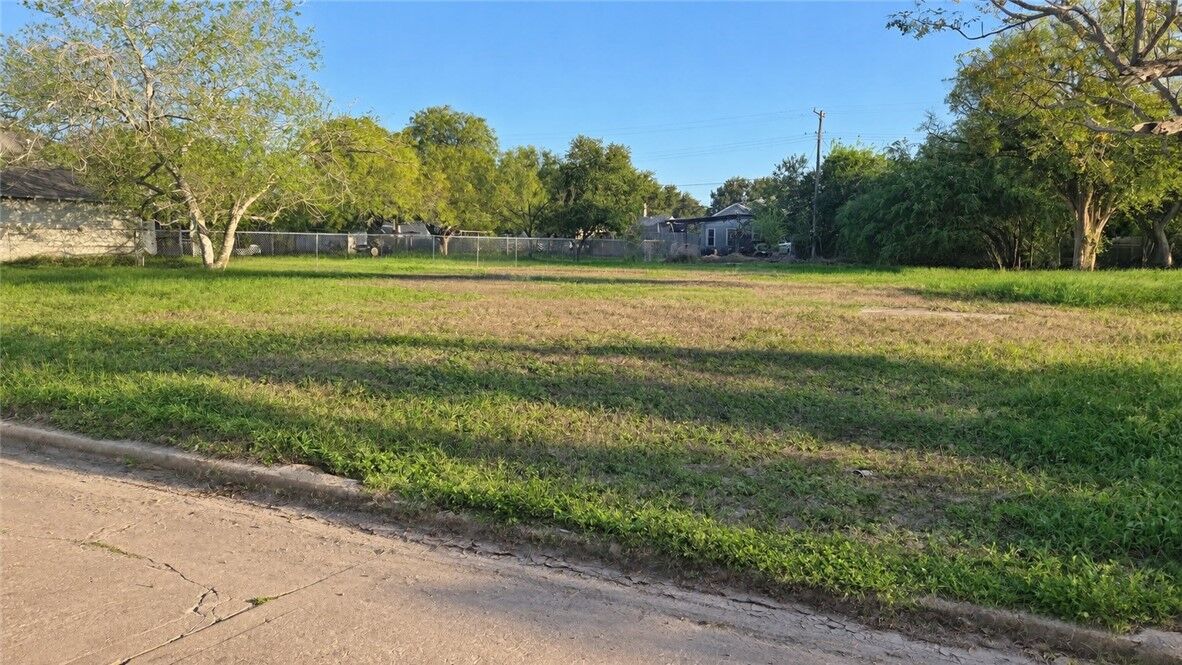 Property Photo:  221 E Doddridge Avenue  TX 78363 