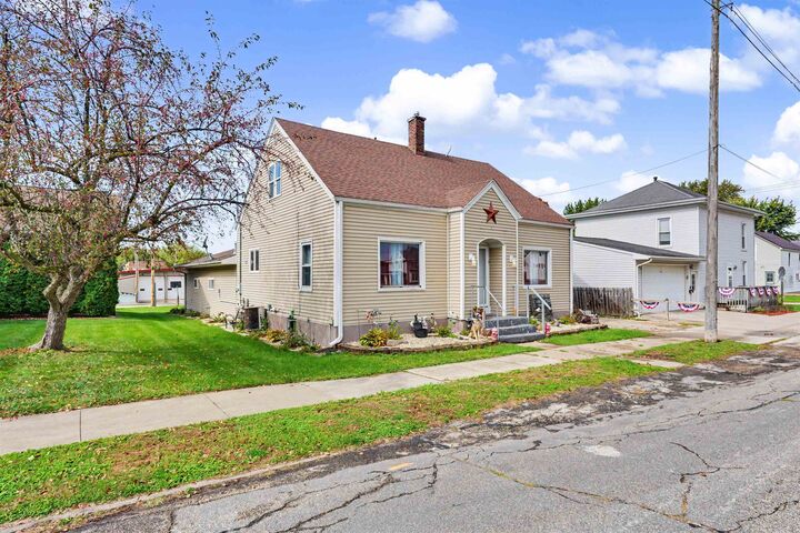 Property Photo:  117 N West Street  IA 52041 