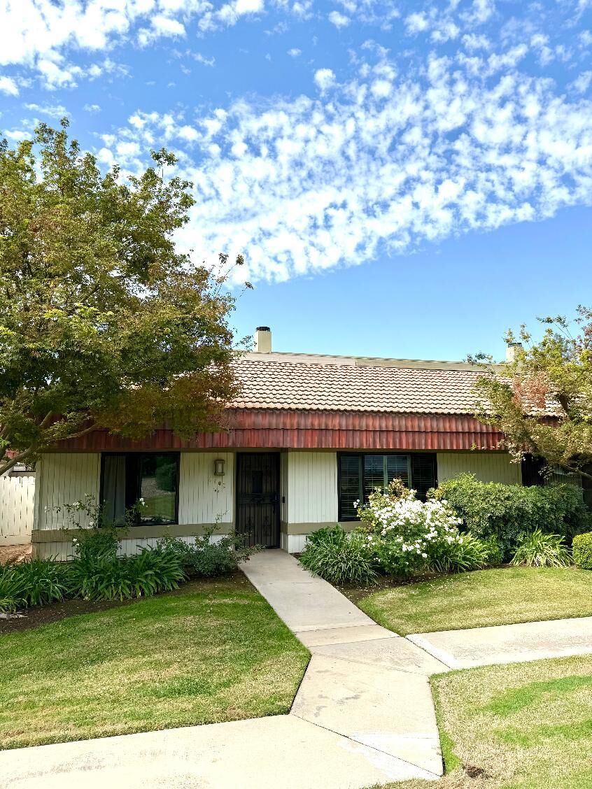 Property Photo: 4902 N Sequoia Drive 104 CA 93705