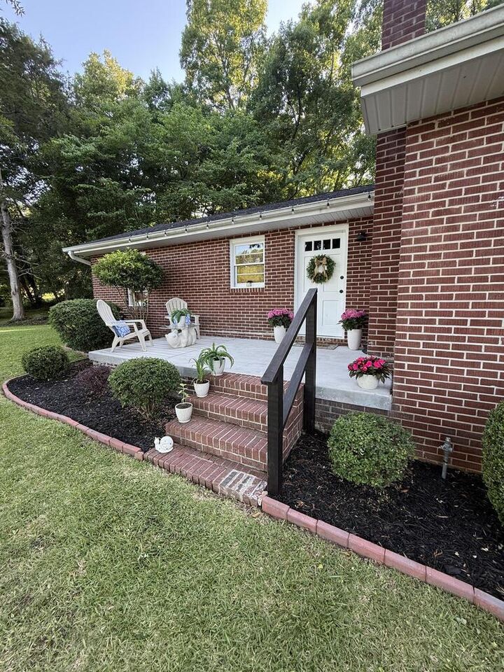 Property Photo:  106 Moore St  SC 29620 