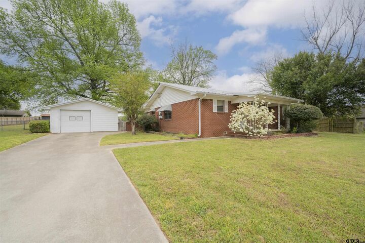 Property Photo:  729 S Walnut  TX 75494 