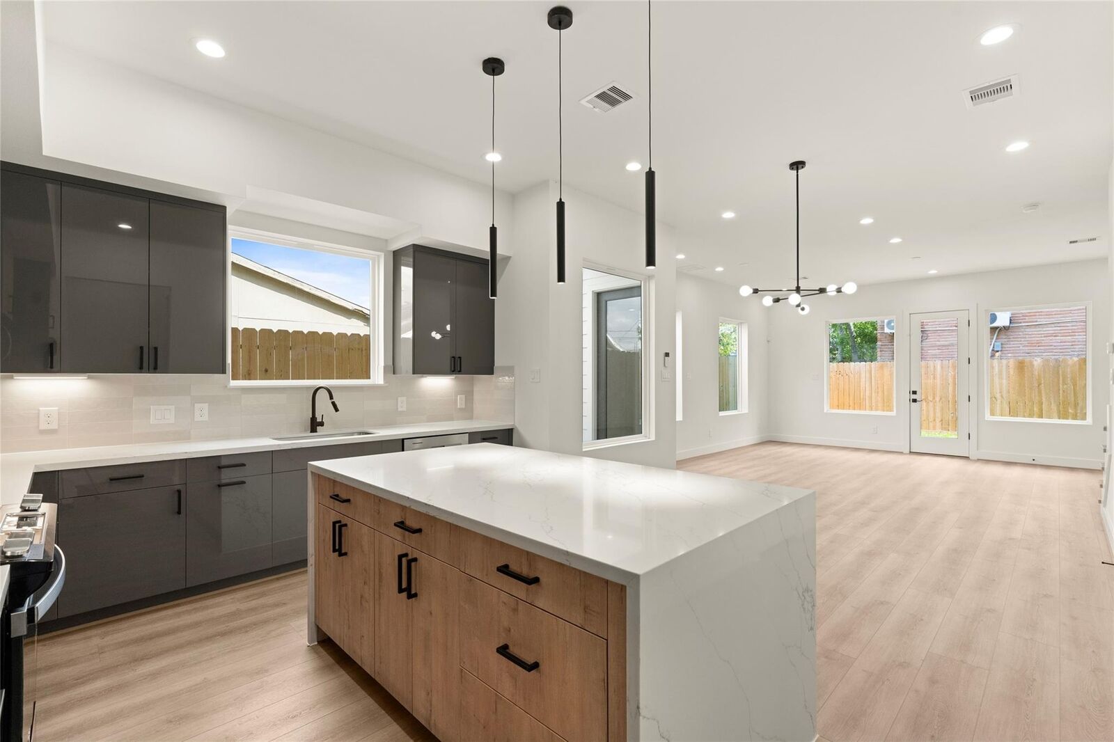 Property Photo:  2717 Sampson Street  TX 77004 