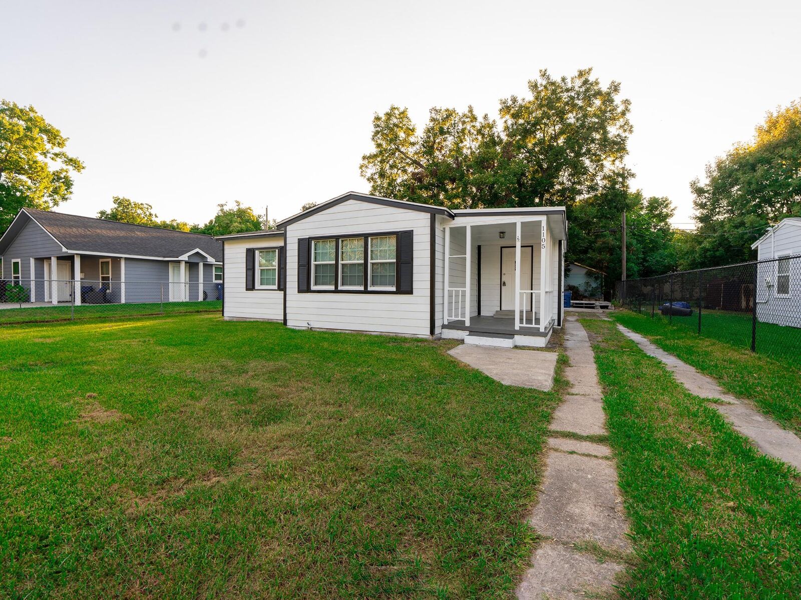 Property Photo:  1105 N 11th 1/2 Street N  TX 77590 