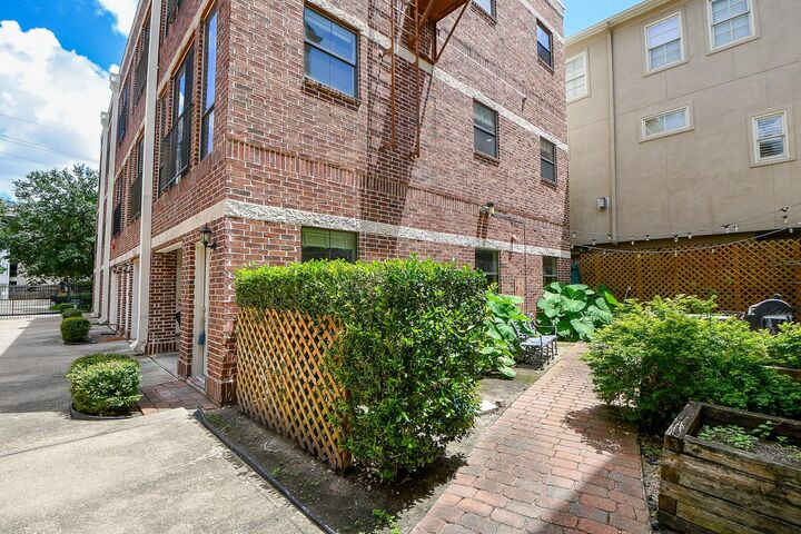 Property Photo:  118 McGowen Street K  TX 77006 