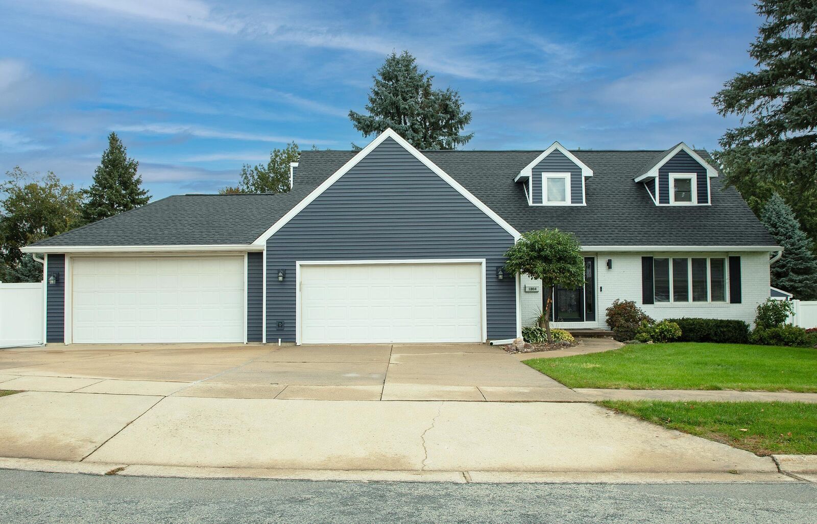 Property Photo: 1604 Hillside Avenue IA 50677