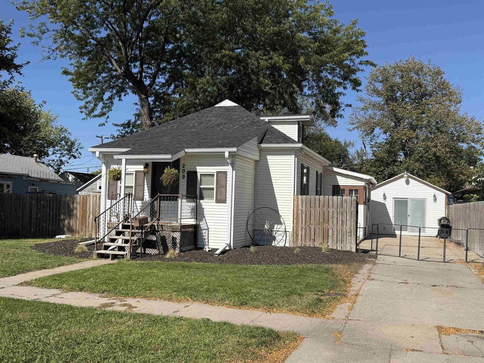 Property Photo:  209 W 8th  NE 69101-8901 