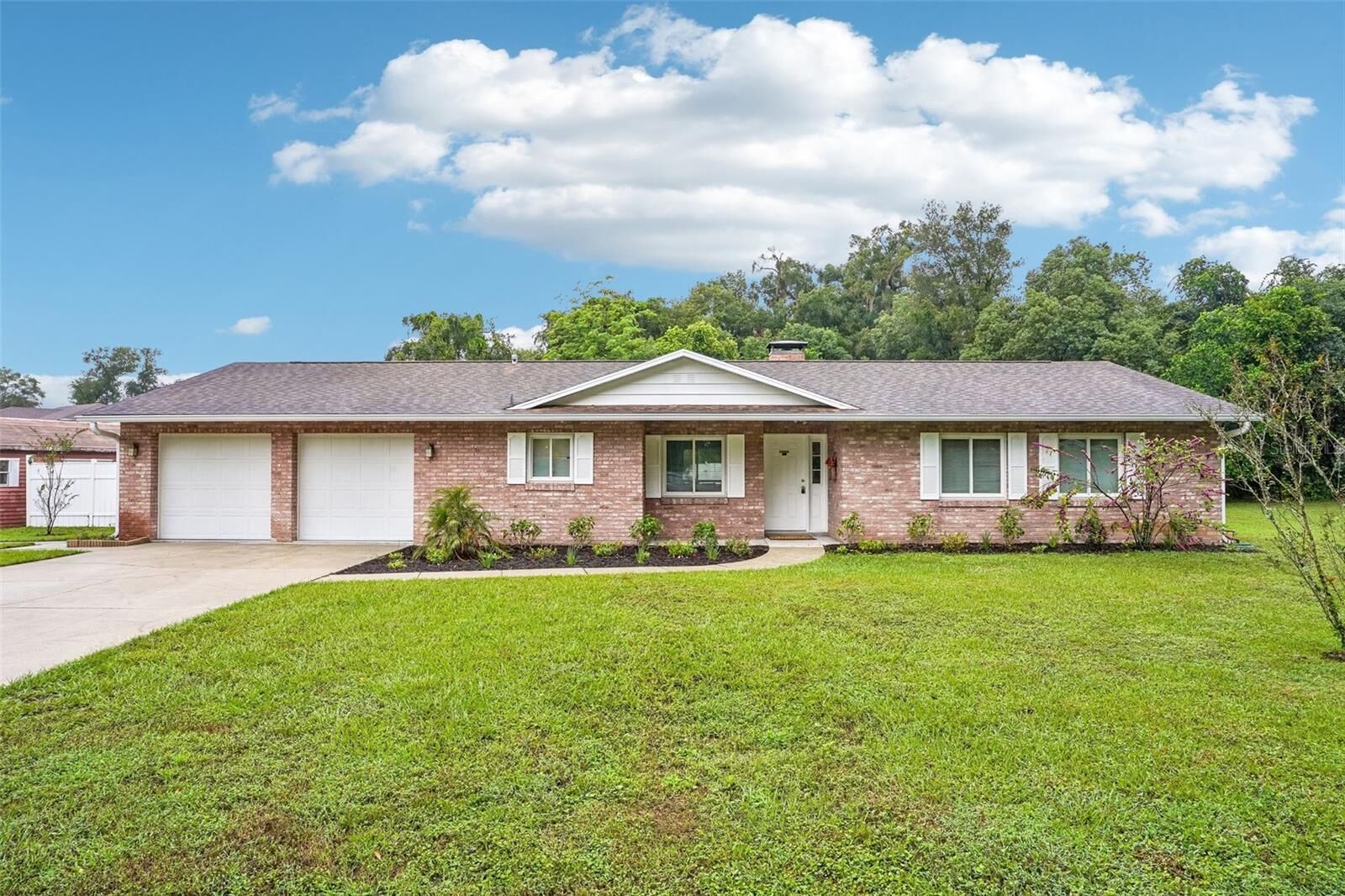 Property Photo:  101 W Lemon Street  FL 32159 