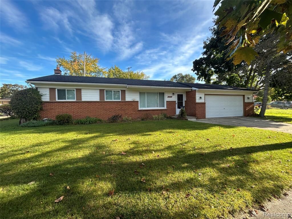 Property Photo:  812 Marion Drive  MI 48442 1037 