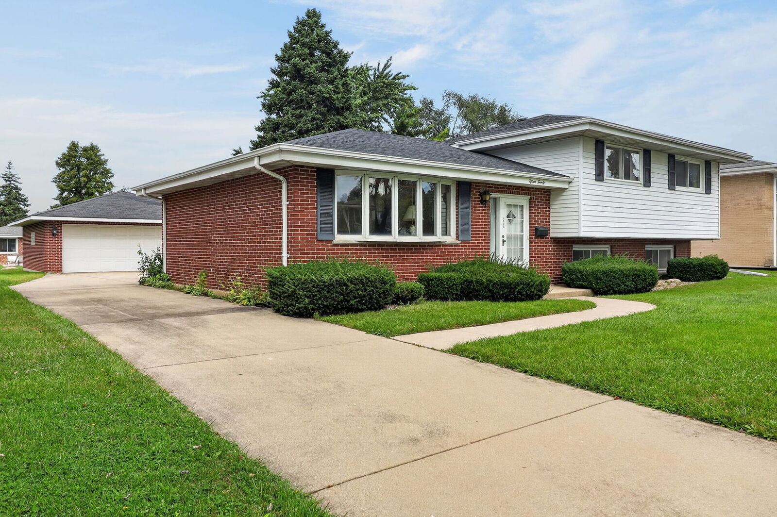 Property Photo: 1520 W Holtz Avenue IL 60101