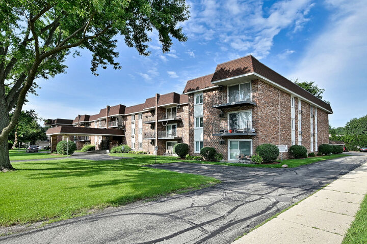 Property Photo:  850 S Lorraine Road S 3E  IL 60189 