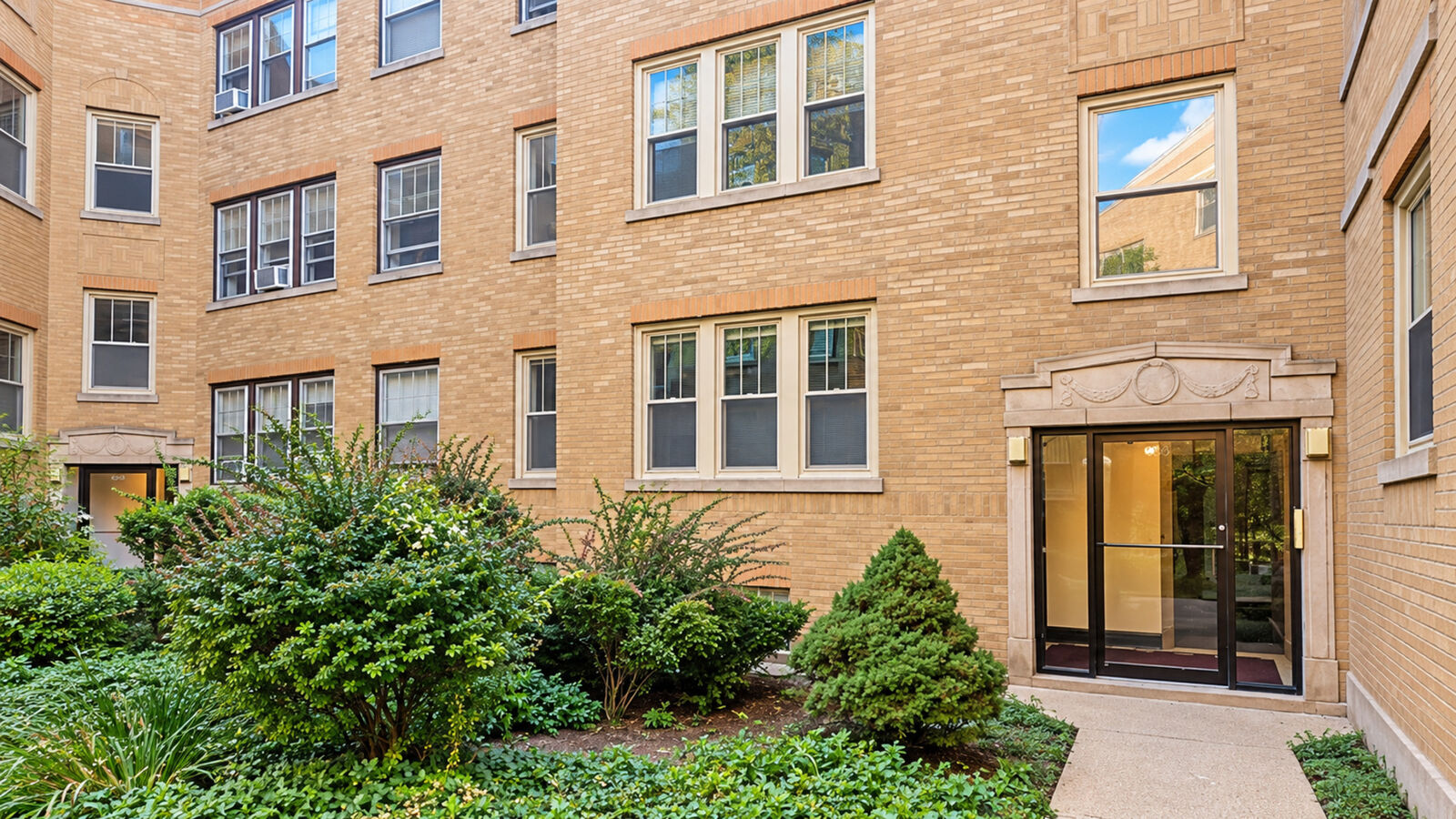 Property Photo: 905 W Altgeld Street 1A IL 60614