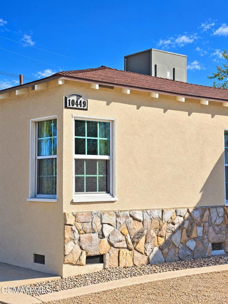 Property Photo:  10449 Chandler Boulevard  CA 91601 