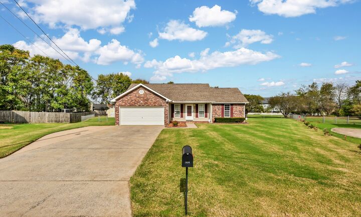 Property Photo: 1404 Elliott Ct TN 37042