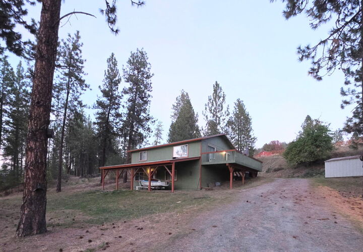 Property Photo: 1388 W Old Kettle Rd WA 99141