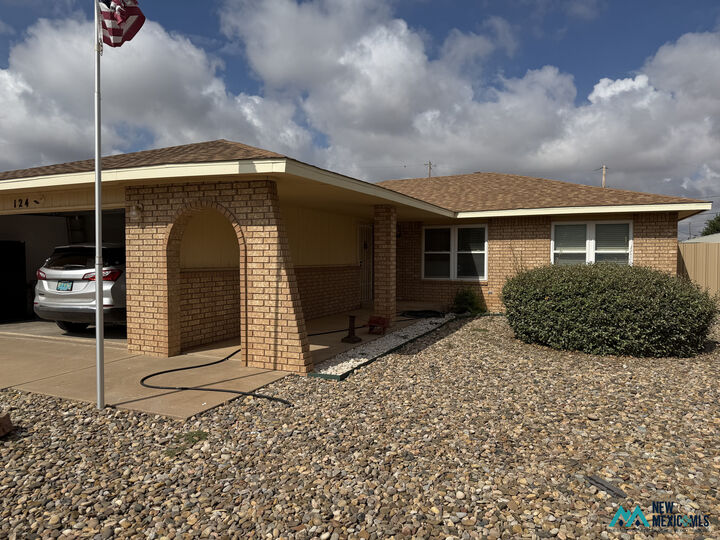 Property Photo: 124 Summer Ct NM 88101