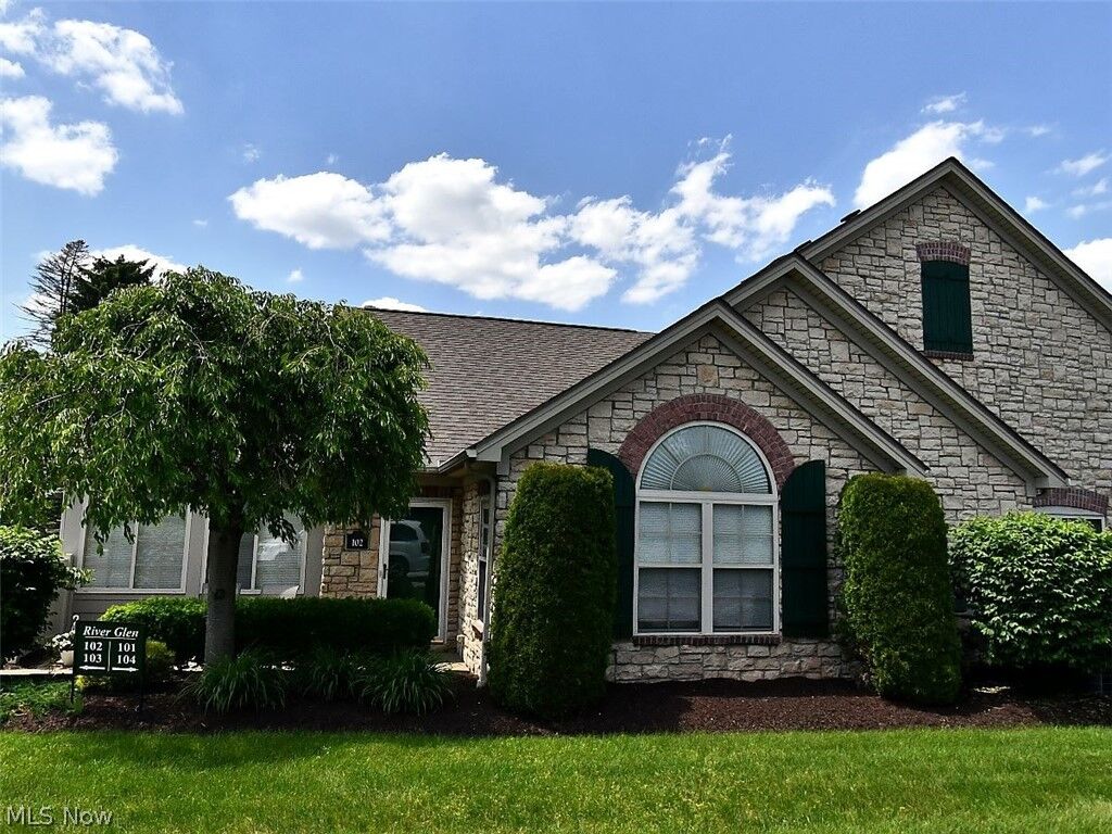Property Photo:  102 River Glen Drive NE  OH 44484 
