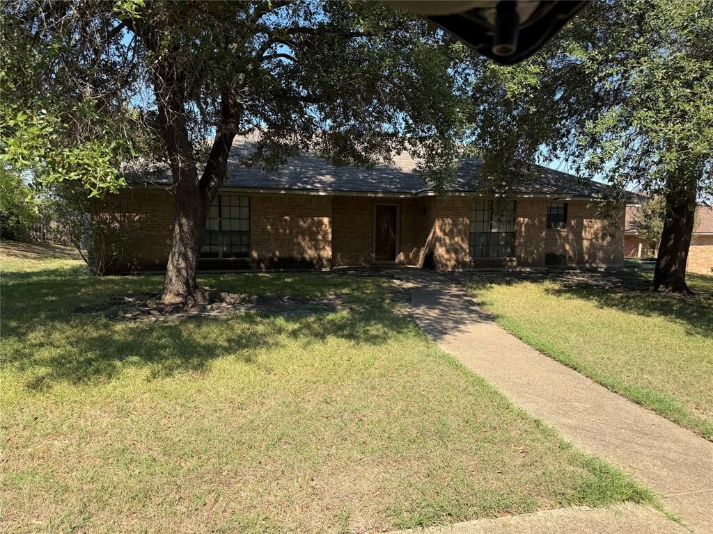 Property Photo:  1129 Evergreen Circle  TX 75115 