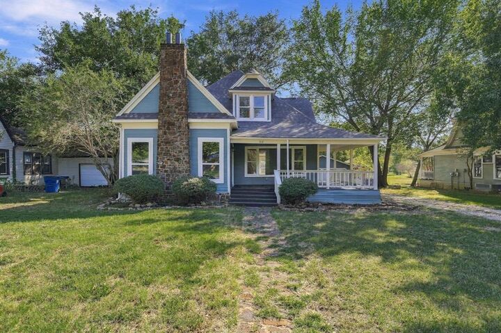 Property Photo: 512 E Main Street TX 76273