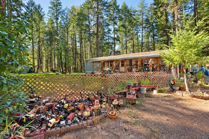 Property Photo: 127 Wildpark Lane OR 97538