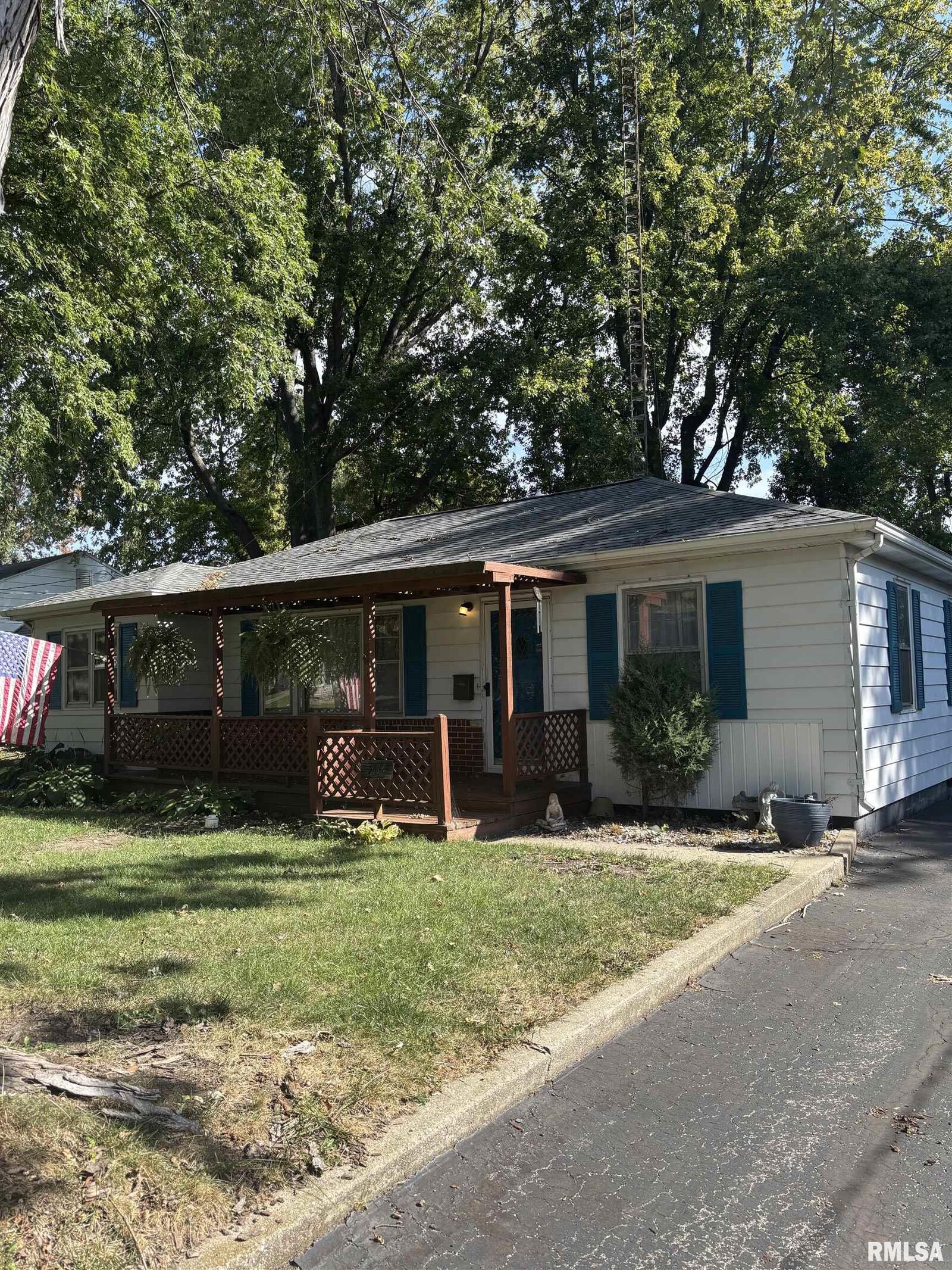 Property Photo:  1616 Elmwood Street  IL 62650 