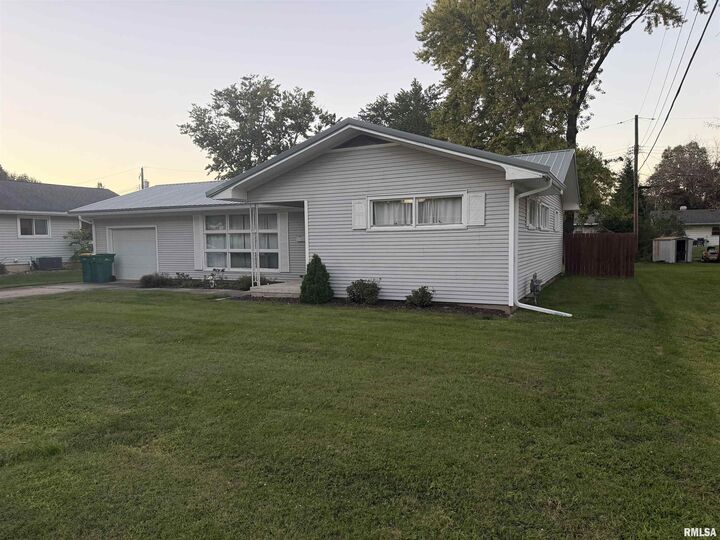 Property Photo:  1124 Bobby Avenue  IL 61455 