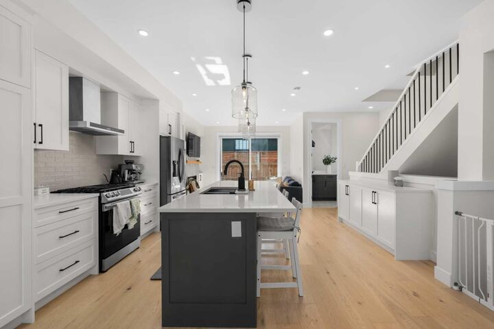 Property Photo:  2183 49 Avenue SW  AB T2T 5C1 