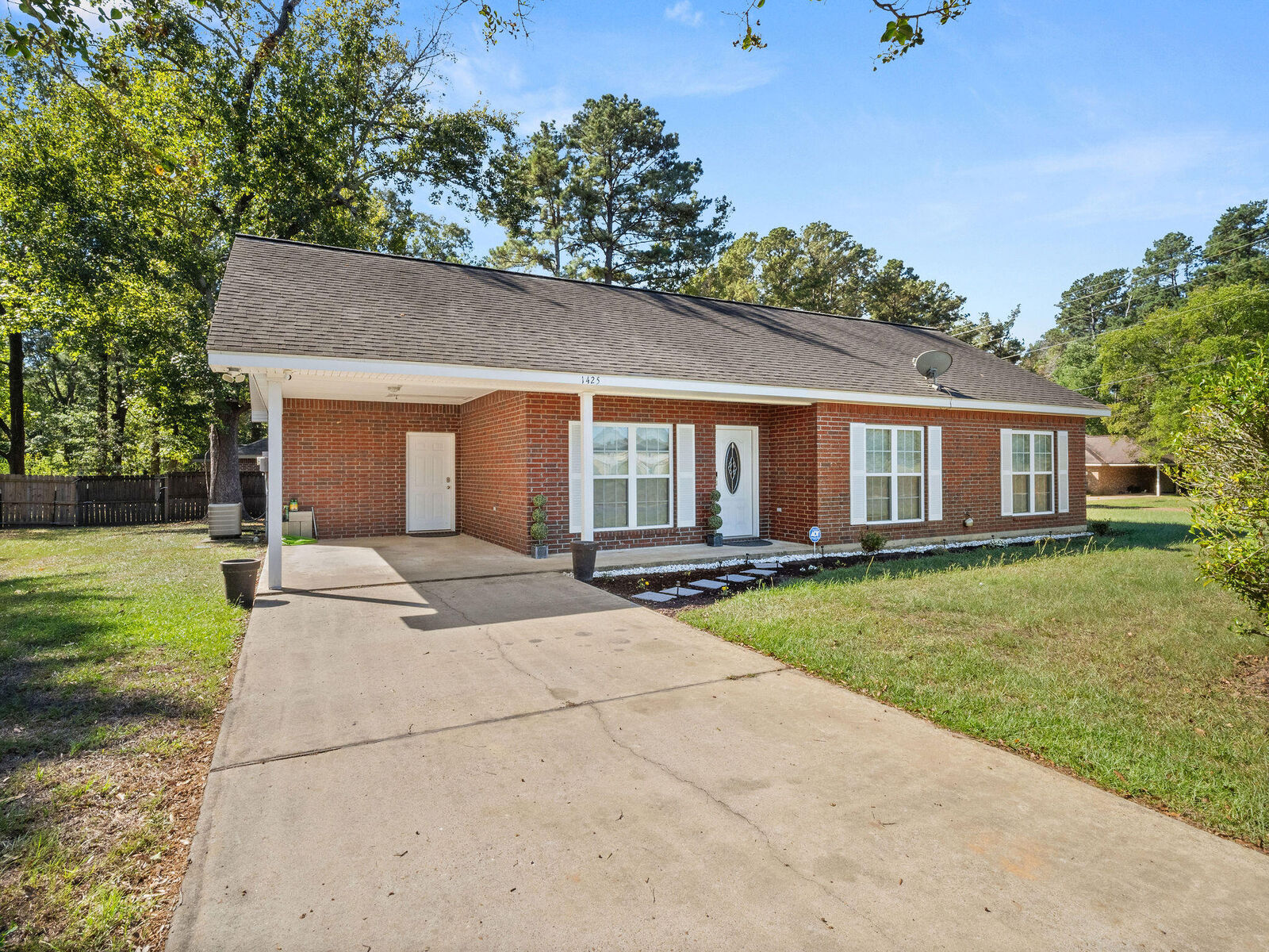 Property Photo: 1425 Bilbo St LA 70634
