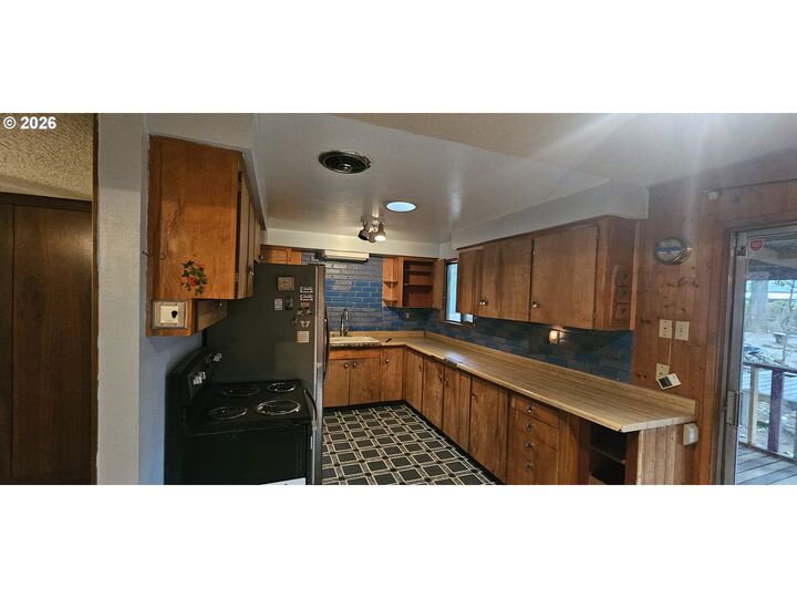 Property Photo:  2919 SE 175th Pl  OR 97236 