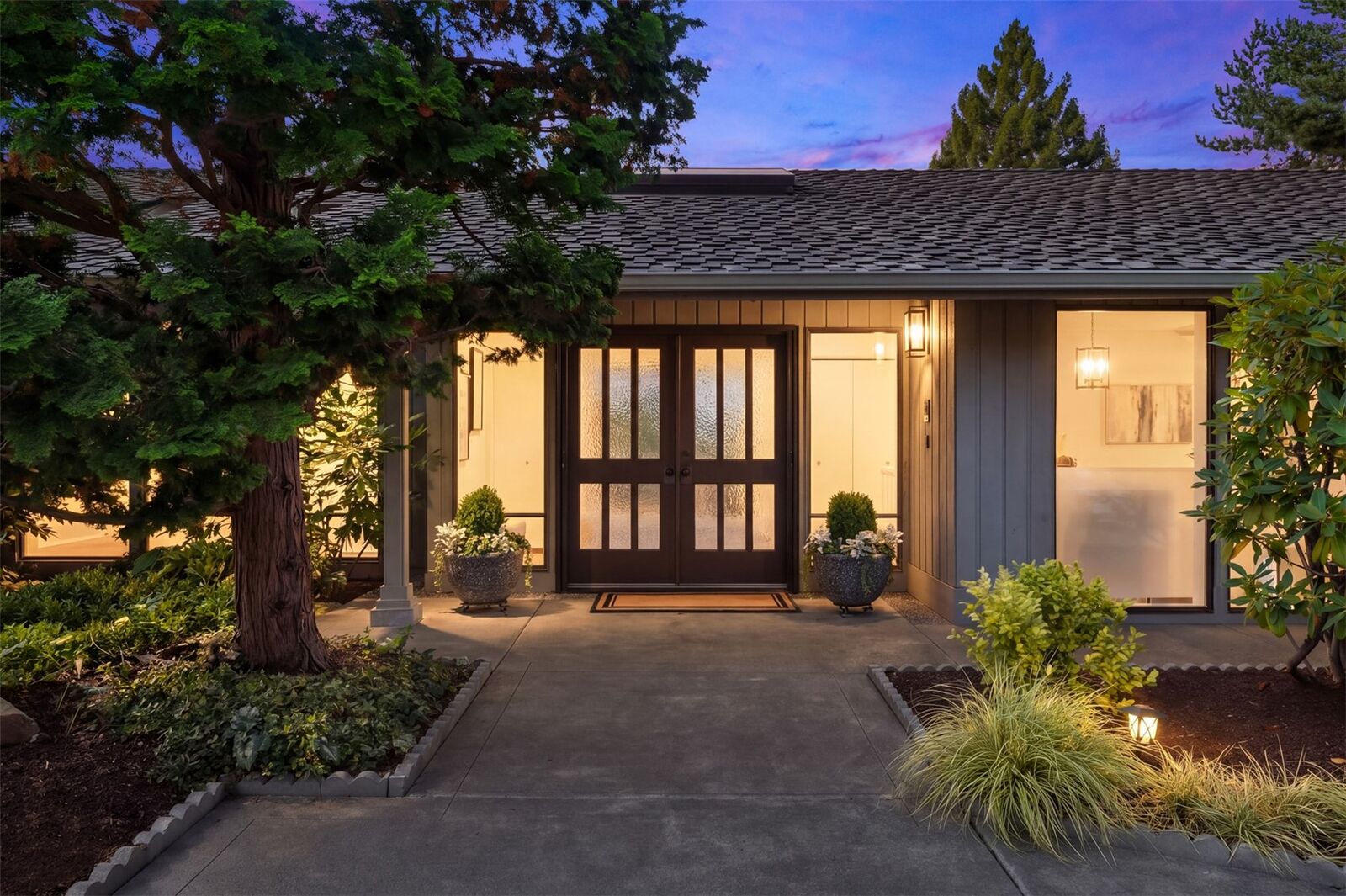 Property Photo:  2325  88th Avenue NE  WA 98004 