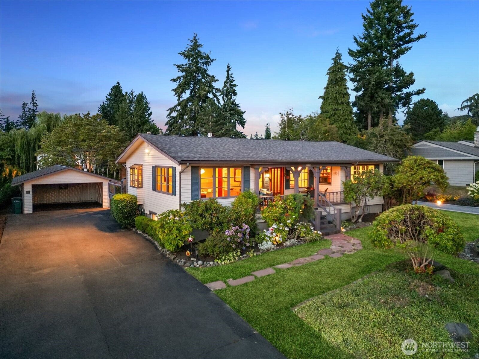 Property Photo:  916  18th Avenue W  WA 98033 