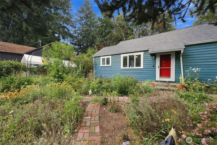 Property Photo:  923 S Bay Road NE  WA 98506 