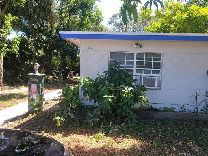 Property Photo:  898 NE 39th Street 2  FL 33334 