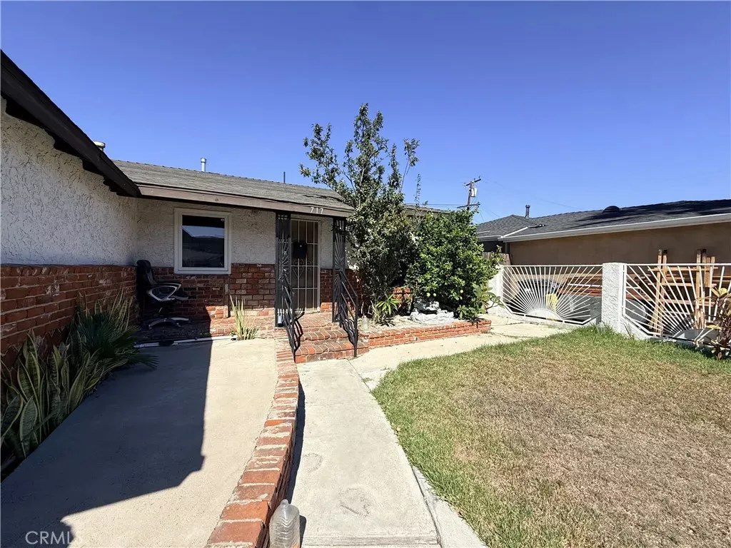 Property Photo: 717 E Santa Rita CA 90220