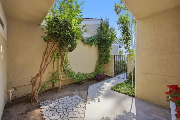 Property Photo:  4 Windwood  CA 92604 
