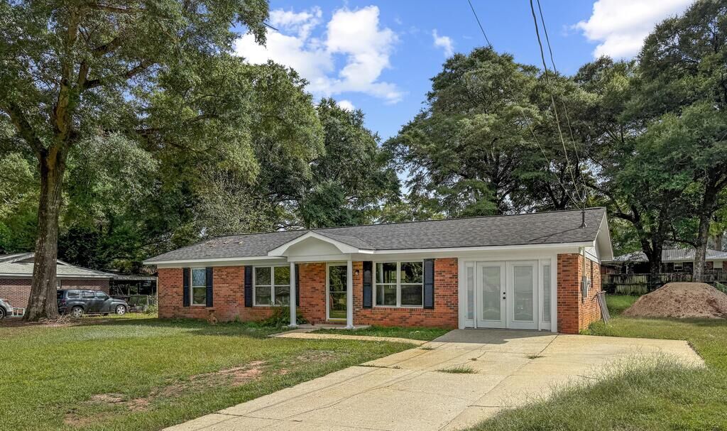 Property Photo:  61 King St  AL 36350 
