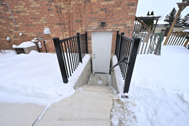 Property Photo:  42 Brambirch Crescent  ON L7A 1V1 