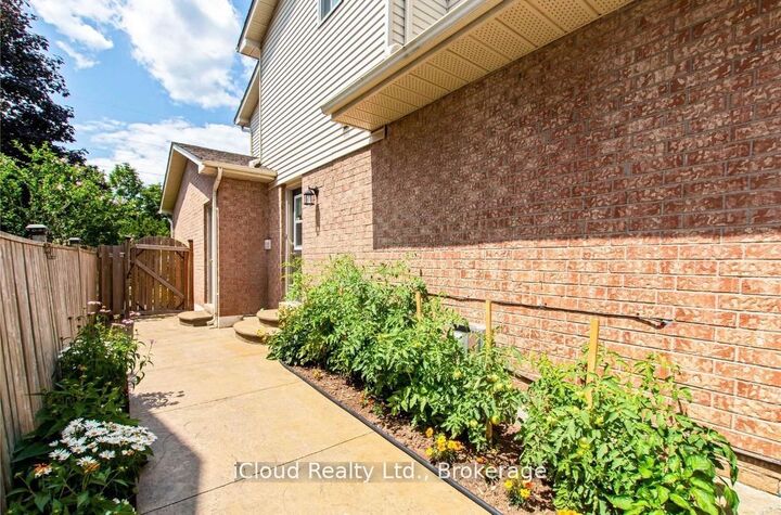Property Photo:  2067 Hunters Wood Drive  ON L7M 2T1 