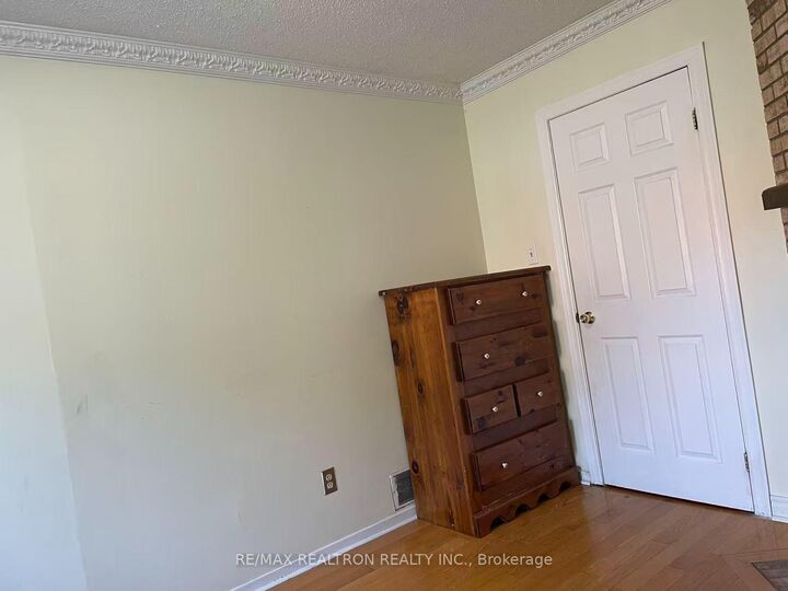 Property Photo:  9 Flatwoods Drive Room 1  ON M1V 4H5 