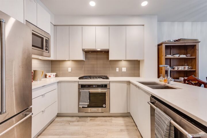Property Photo:  621 Regan Avenue 306  BC V3J 0K1 