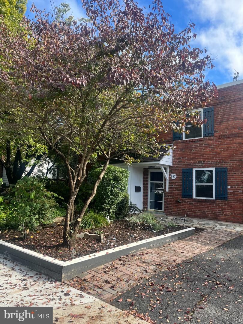 Property Photo:  817 S Irving Street  VA 22204 