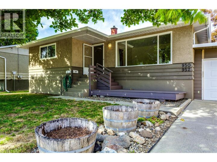 Photo de la propriété:  950 & 952 Stockwell Avenue  BC V1Y 6W2 
