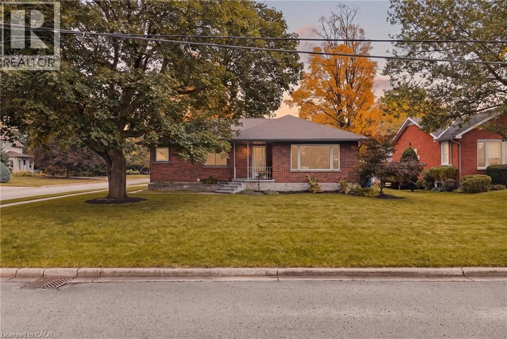 Property Photo:  205 McKenzie Street East  ON N4W 2W8 